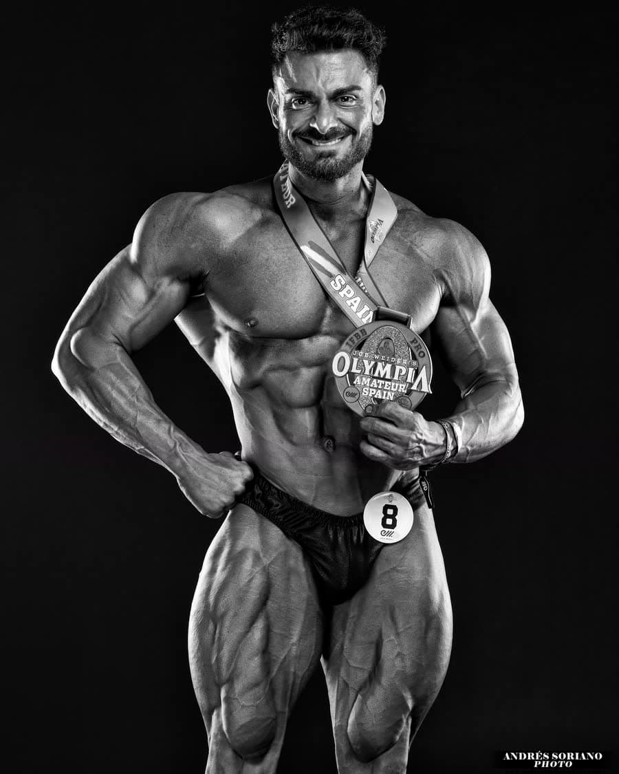 Diego sobre el escenario del Olympia Amateur con su medalla