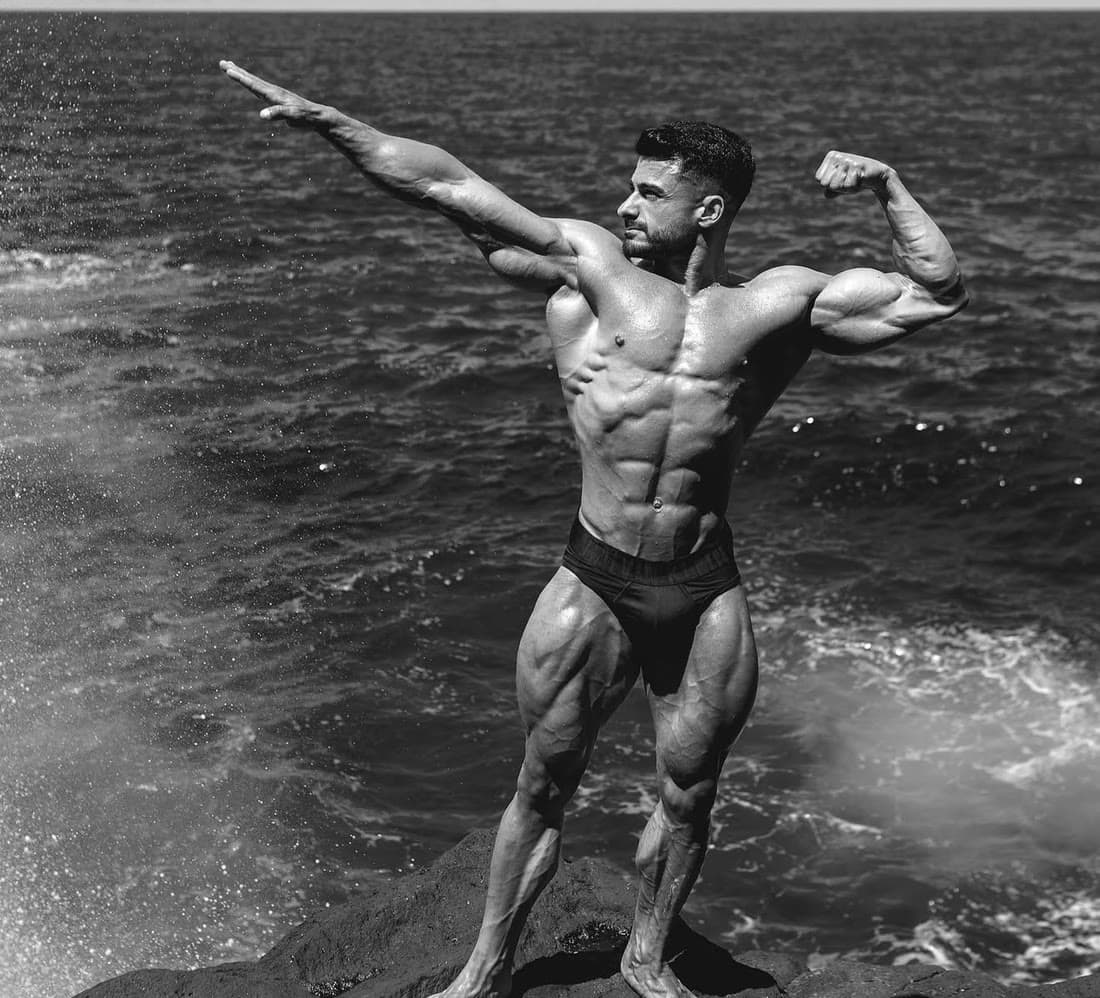 Diego Aguilar Armas posando, atleta de Men's Classic Physique